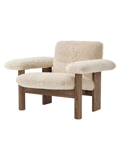 Brasilia Lounge Chair, niedrige Rückenlehne, Schaffell von Audo Copenhagen - Moonlight - Eiche - Jacobsen Plus