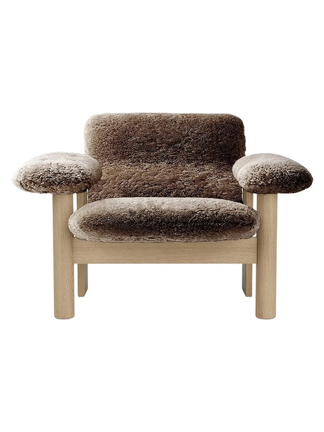 Brasilia Lounge Chair, niedrige Rückenlehne, Schaffell von Audo Copenhagen - Moonlight - Eiche - Jacobsen Plus
