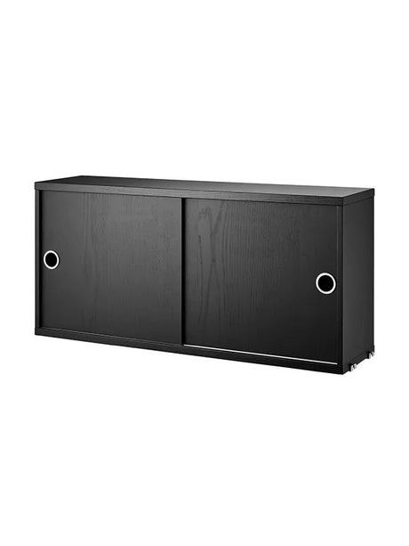 Skab m. Skydetüren von String - Schwarz lackierte Esche / B: 78 x T: 20 x H: 37 cm - Jacobsen Plus