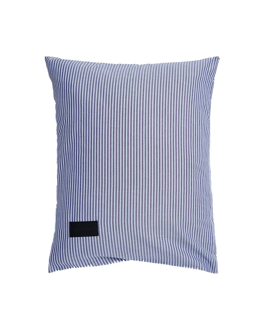 Wall Street Oxford Pillow Cover 50x70 cm von Magniberg - Dark Blue Stripe - Jacobsen Plus