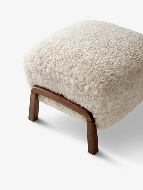 Wulff Hocker von &Tradition - Sheepskin, Skandilock 17mm Moonlight / Walnuss - Jacobsen Plus