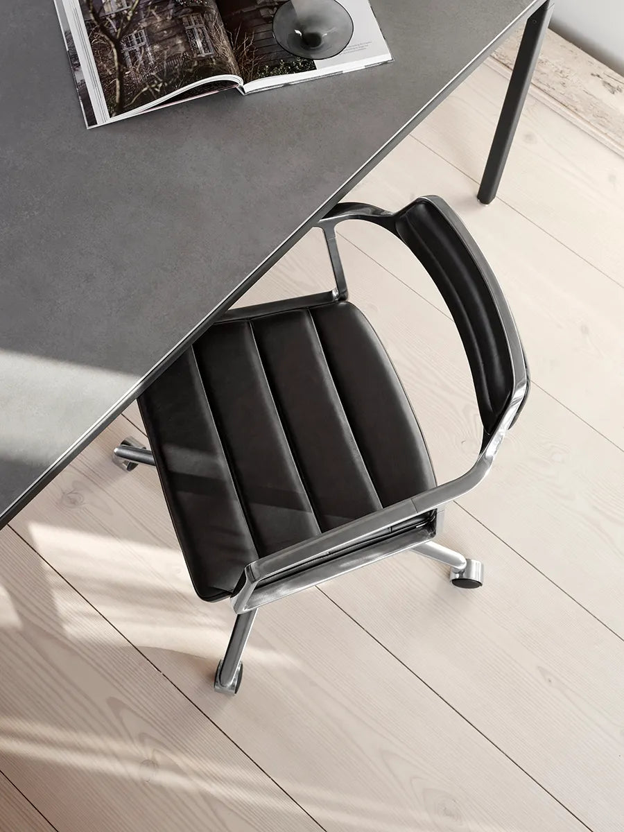 VIPP452 Swivel Chair m/hjul, Schwarz Leder von Vipp - 8 - Jacobsen Plus