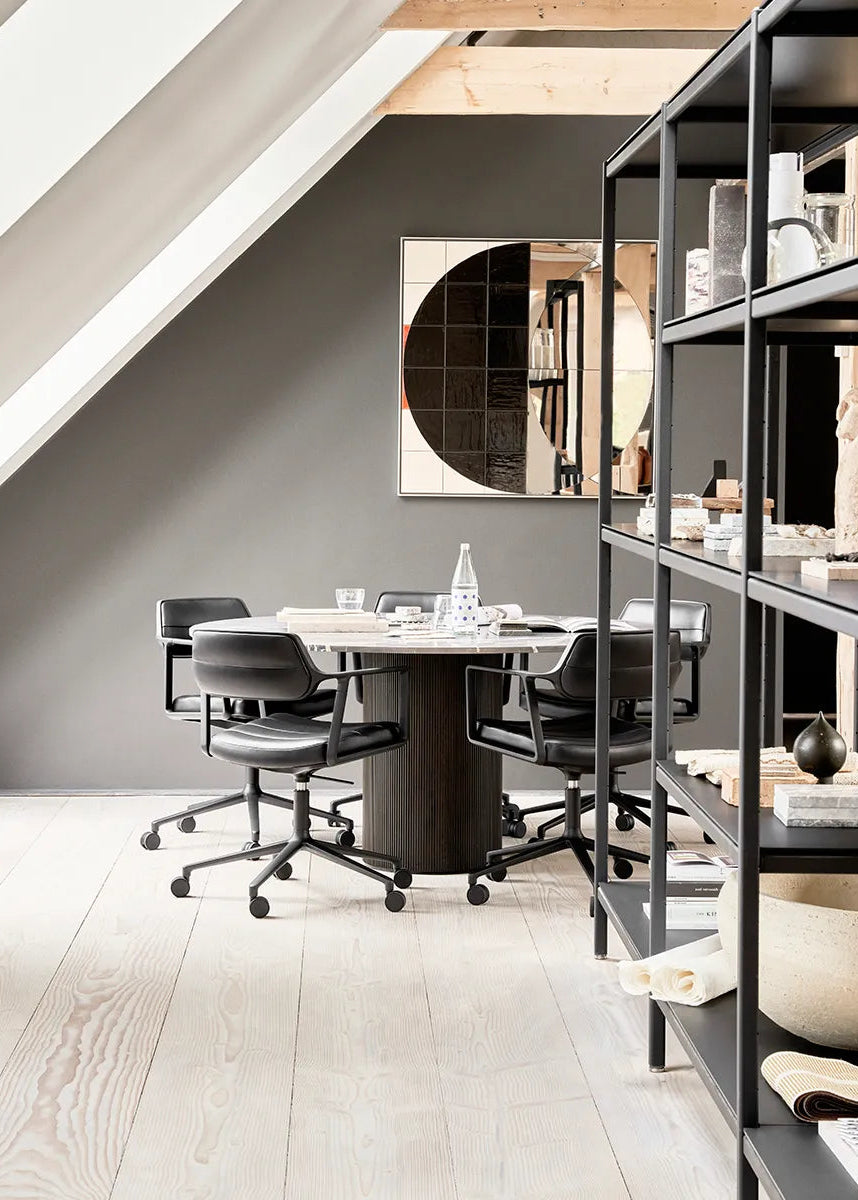 VIPP453 Swivel+ Chair m/hjul, schwarzes Leder fra Vipp - 2 - Jacobsen Plus
