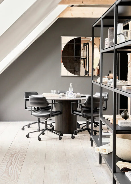 VIPP453 Swivel+ Chair m/hjul, schwarzes Leder fra Vipp - 2 - Jacobsen Plus