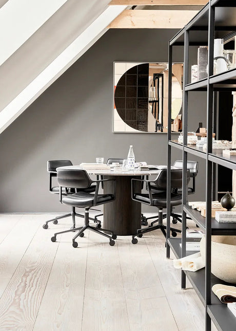VIPP453 Swivel+ Chair m/schwarzem Gestell, schwarzes Leder von Vipp - 2 - Jacobsen Plus