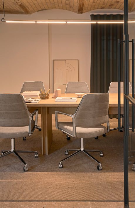 Vipp455 Swivel Chair mit Rollen - Dunkler Sand Textil - Jacobsen Plus