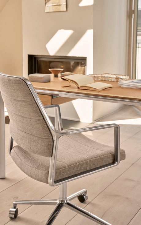 Vipp455 Swivel Chair mit Rollen - Dunkler Sand Textil - Jacobsen Plus