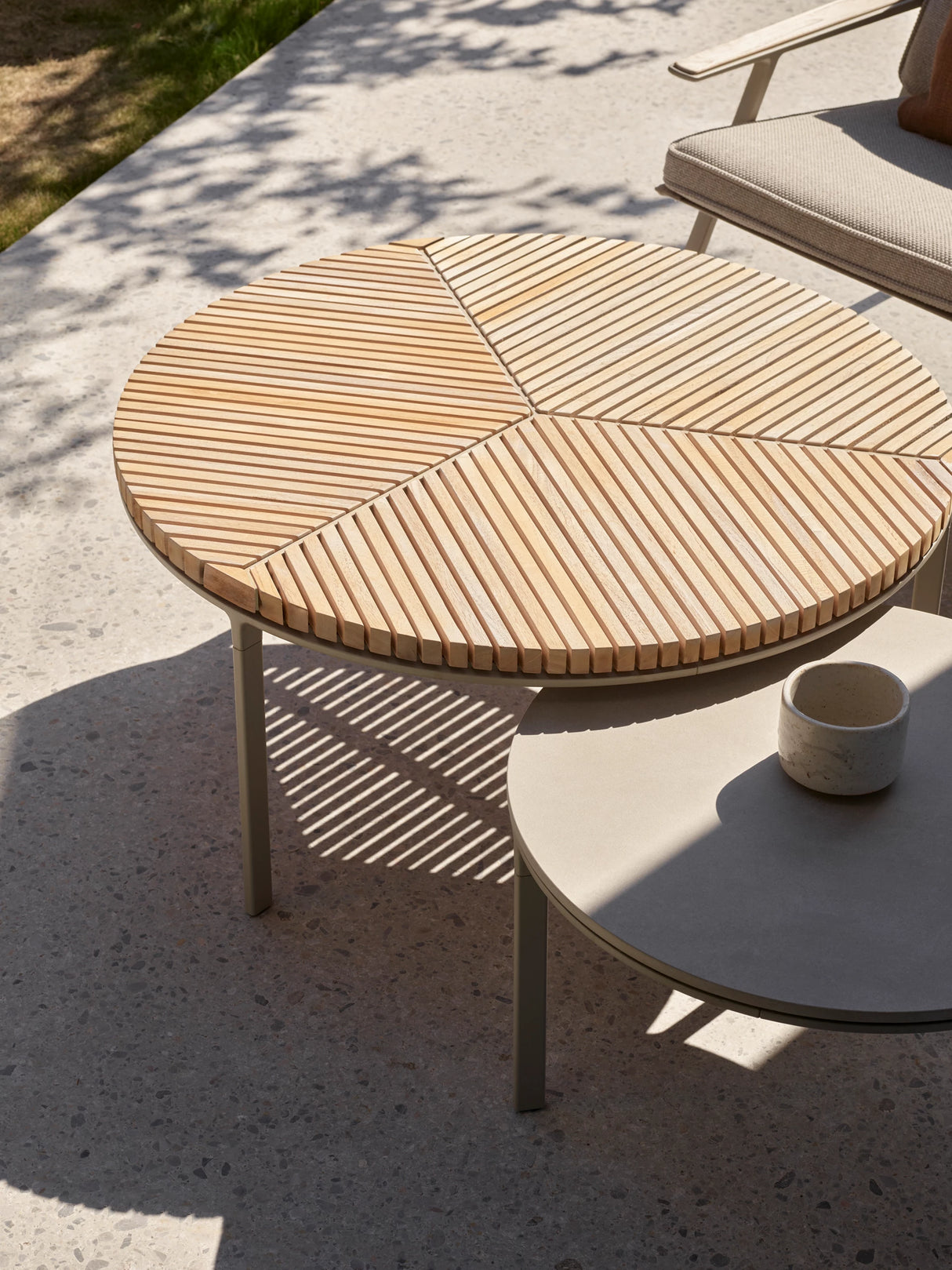 Open-Air Sofa für draußen, inkl. Loungetisch in Teak von Vipp - 3 - Jacobsen Plus