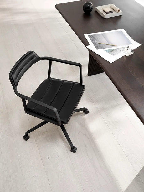 VIPP452 Swivel Chair m/schwarzem Gestell & Rädern, schwarzes Leder von Vipp - 3 - Jacobsen Plus