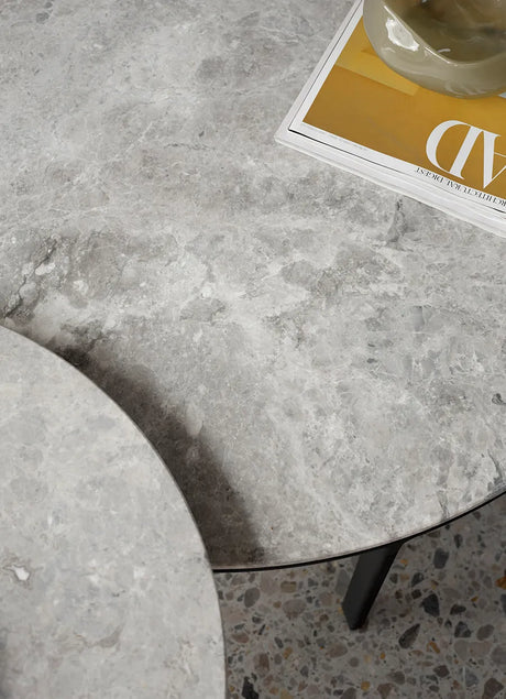 Couchtisch Ø60 von Vipp - Sky Grey Marmor - Jacobsen Plus